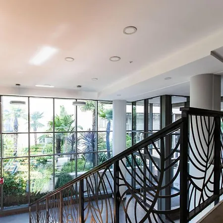 Renovated 2-br With Terrace And Pool