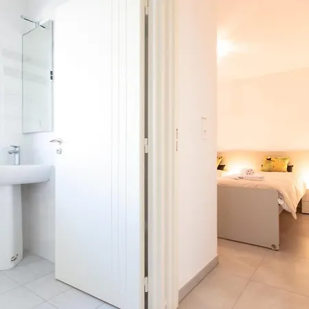 Renovated 2-br With Terrace And Pool Apartment *