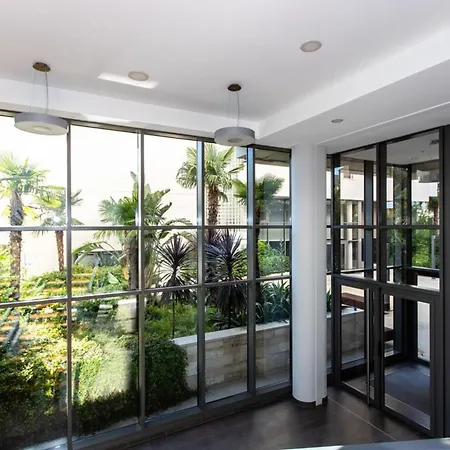 Apartment Renovated 2-br With Terrace And Pool *