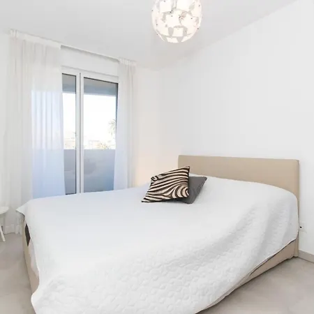 Renovated 2-br With Terrace And Pool *