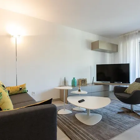 Renovated 2-br With Terrace And Pool شقة *