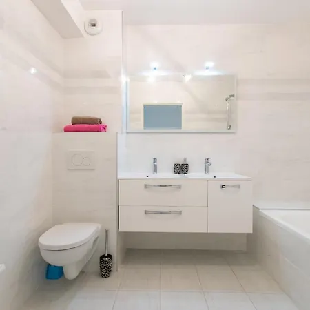 Renovated 2-br With Terrace And Pool شقة