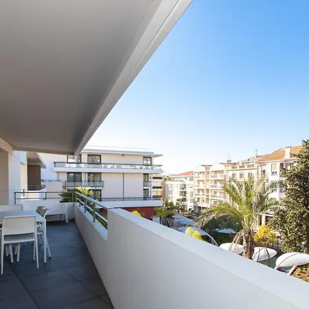 Renovated 2-br With Terrace And Pool شقة